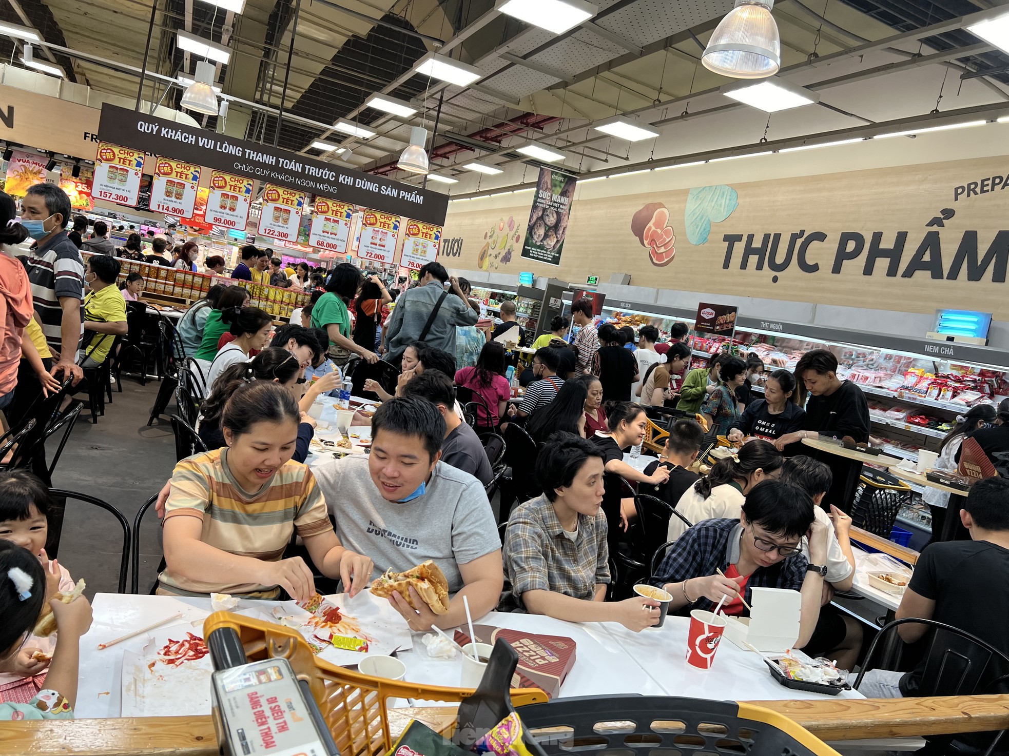 Siêu thị cận Tết: Đêm muộn vẫn xếp hàng 'rồng rắn' chờ thanh toán - Ảnh 14