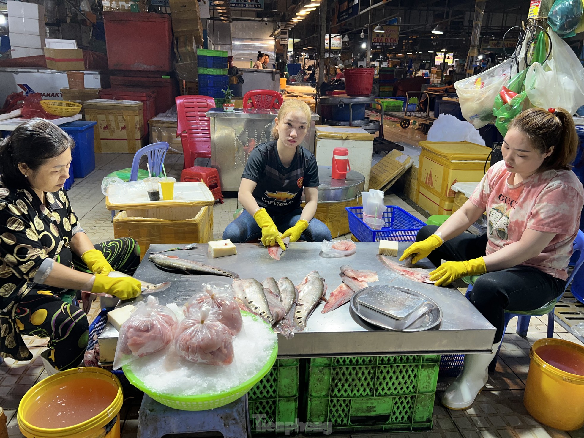 Hải sản đắt hàng, giá trứng thịt bất ngờ đảo chiều - Ảnh 8