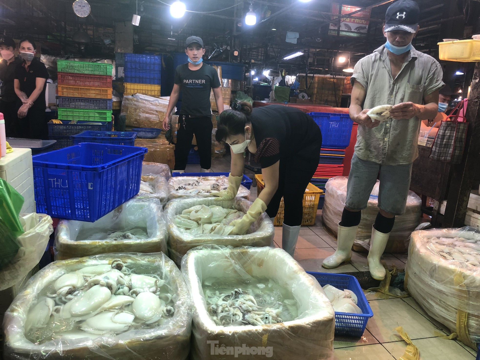 Hải sản đắt hàng, giá trứng thịt bất ngờ đảo chiều - Ảnh 7