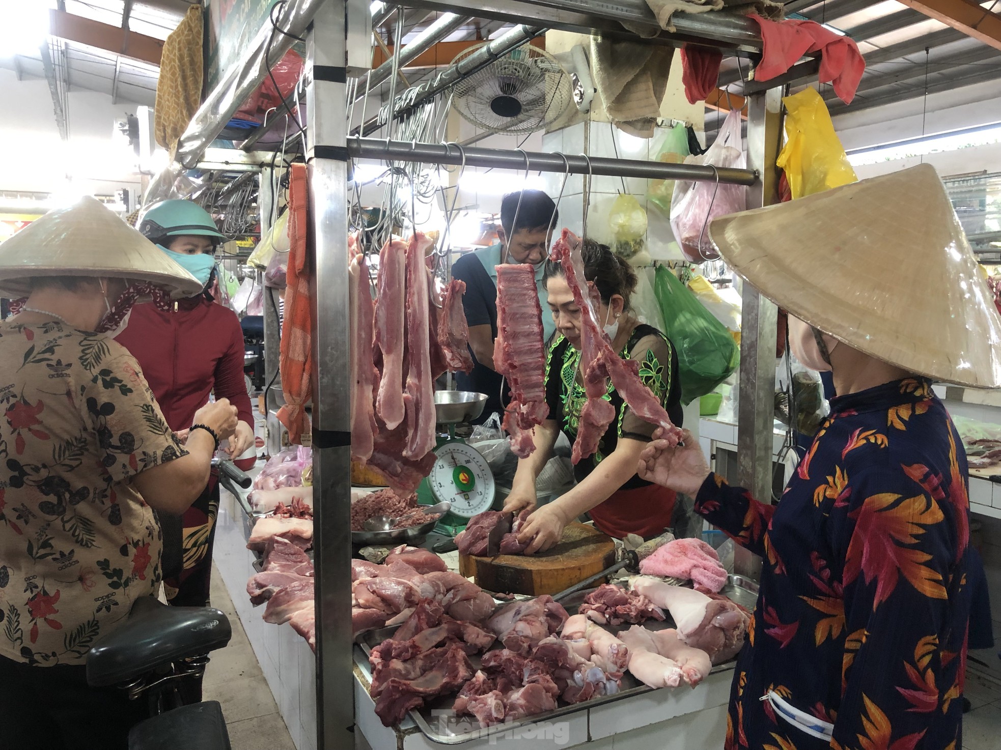 Hải sản đắt hàng, giá trứng thịt bất ngờ đảo chiều - Ảnh 10