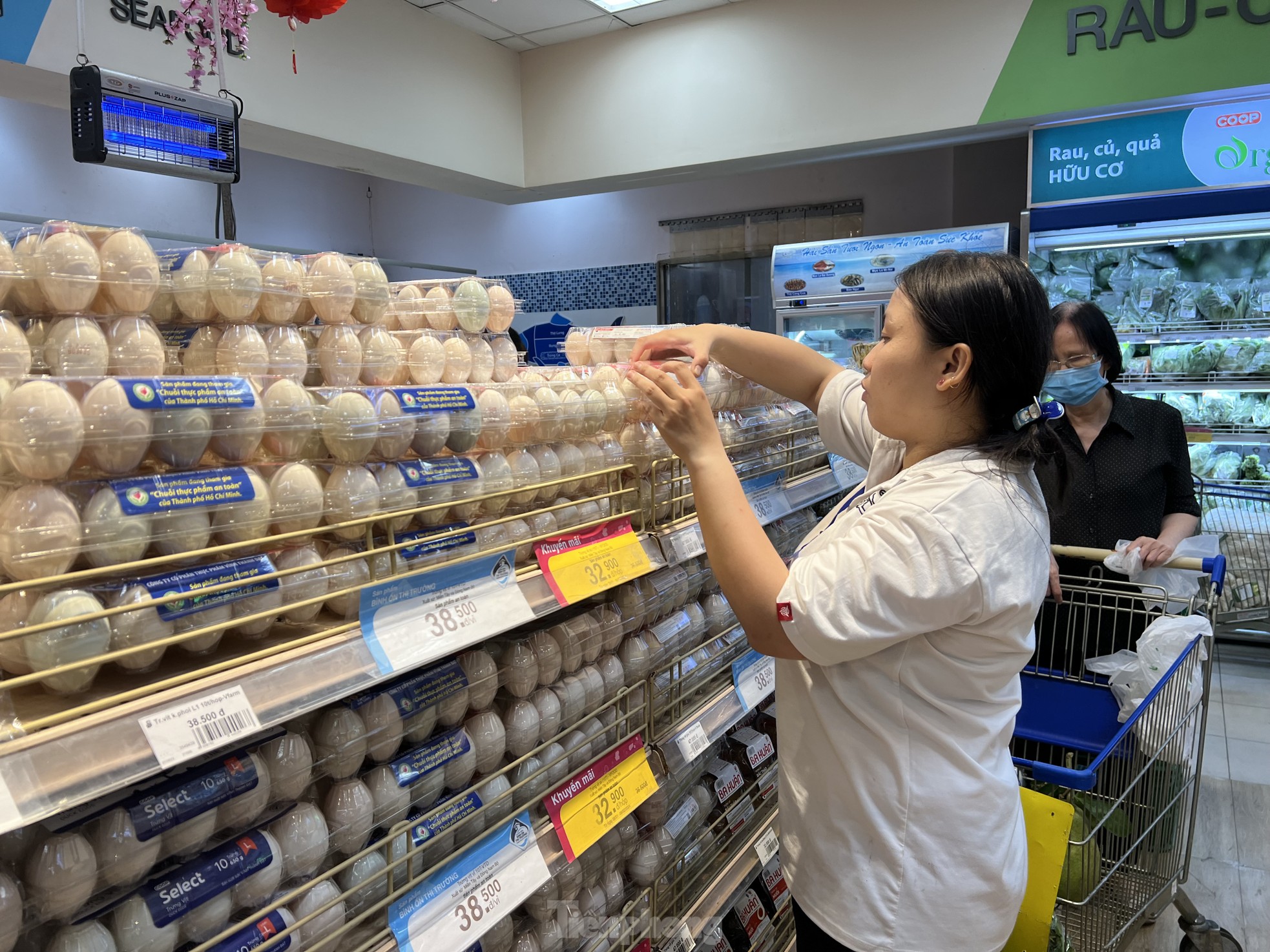 Hải sản đắt hàng, giá trứng thịt bất ngờ đảo chiều - Ảnh 2