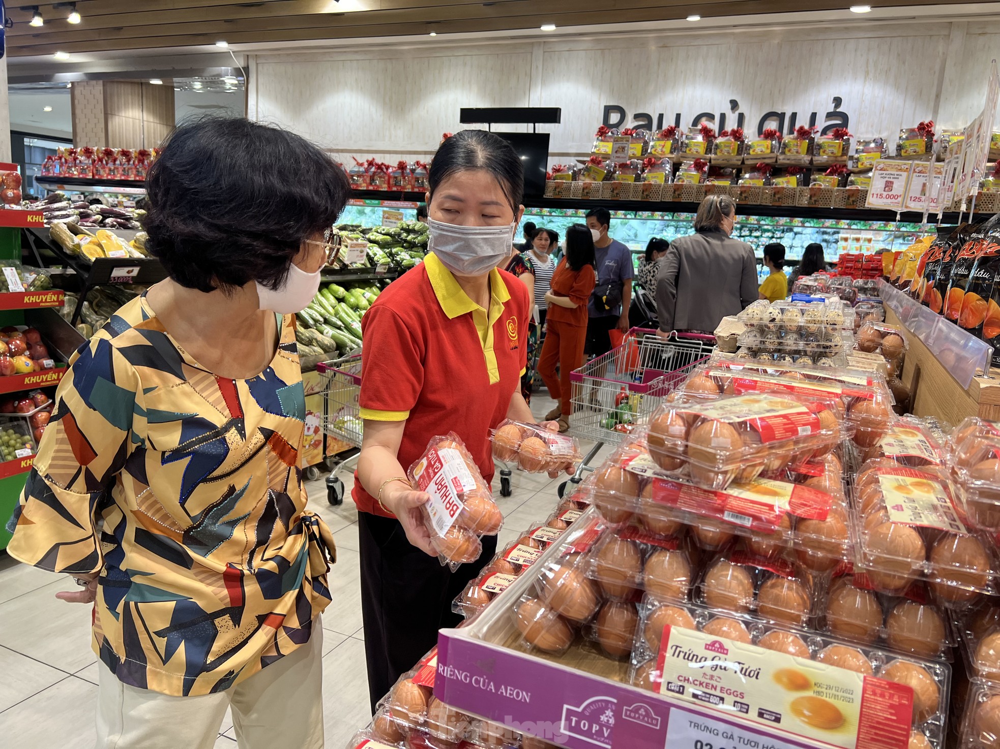 Hải sản đắt hàng, giá trứng thịt bất ngờ đảo chiều - Ảnh 1