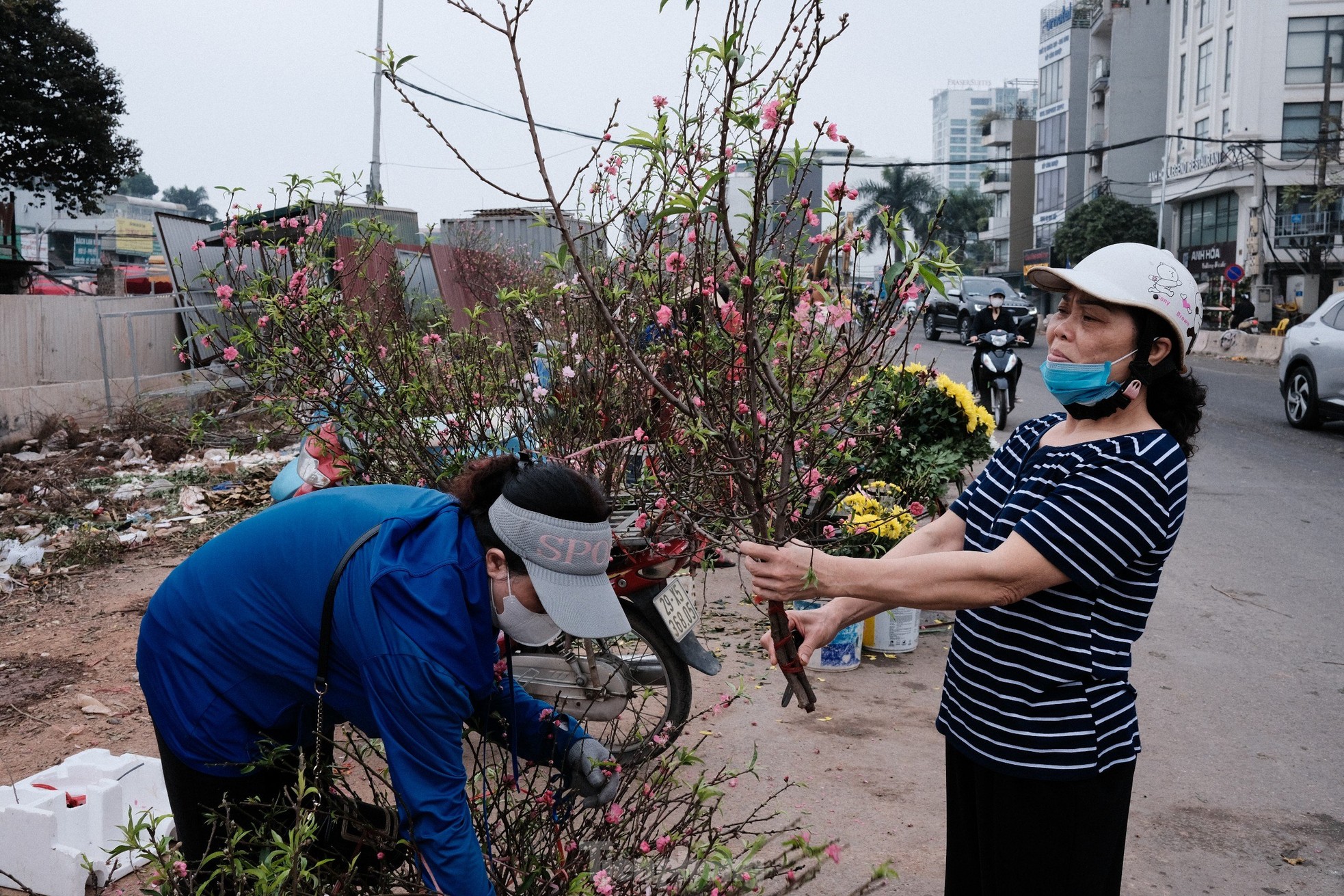 Xả đào kịch sàn sau Tết, tiểu thương vẫn ngán ngẩm lắc đầu - Ảnh 5