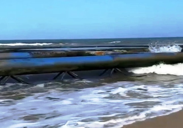 Vật thể lạ nguy hiểm trôi dạt vào bờ biển Thừa Thiên Huế - Ảnh 1