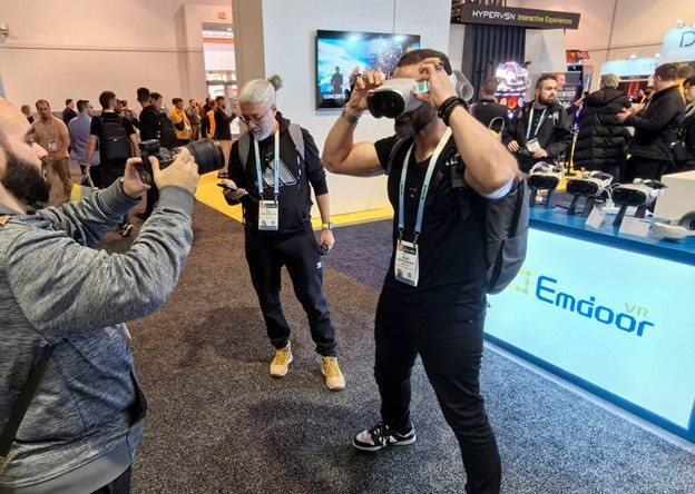 Vision Pro của Apple quá đắt, một công ty Trung Quốc liền chế tạo ngay bản 'copy' với giá rẻ hơn gấp 12 lần - Ảnh 2