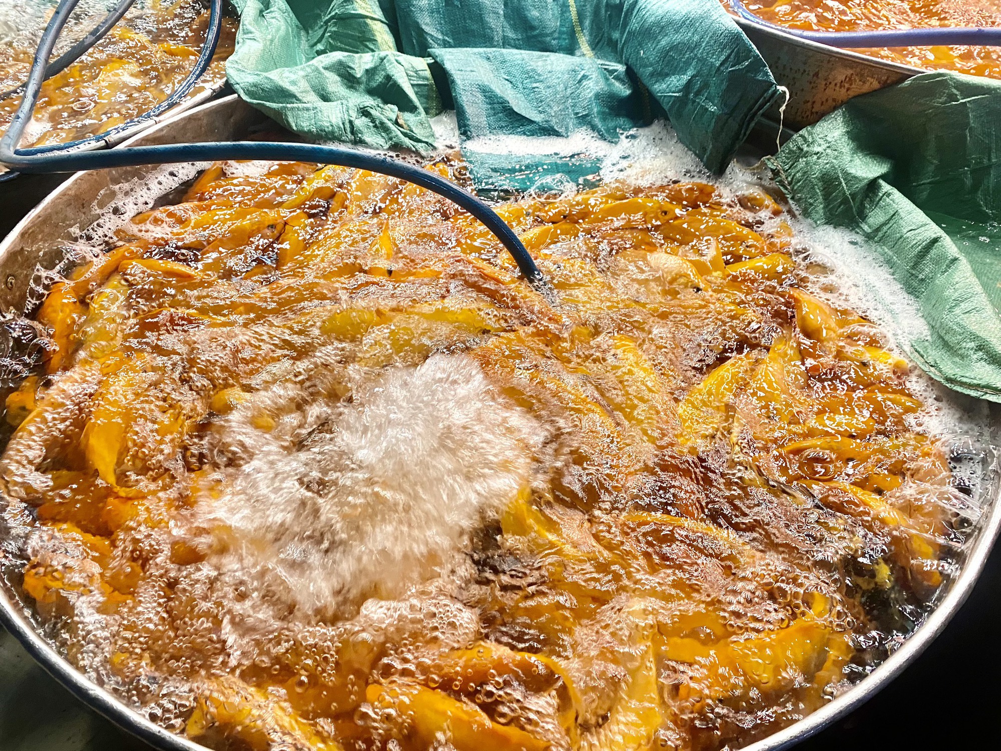 Chợ cá chép cúng ông Táo tại TP HCM đêm khuya nhộn nhịp - Ảnh 7