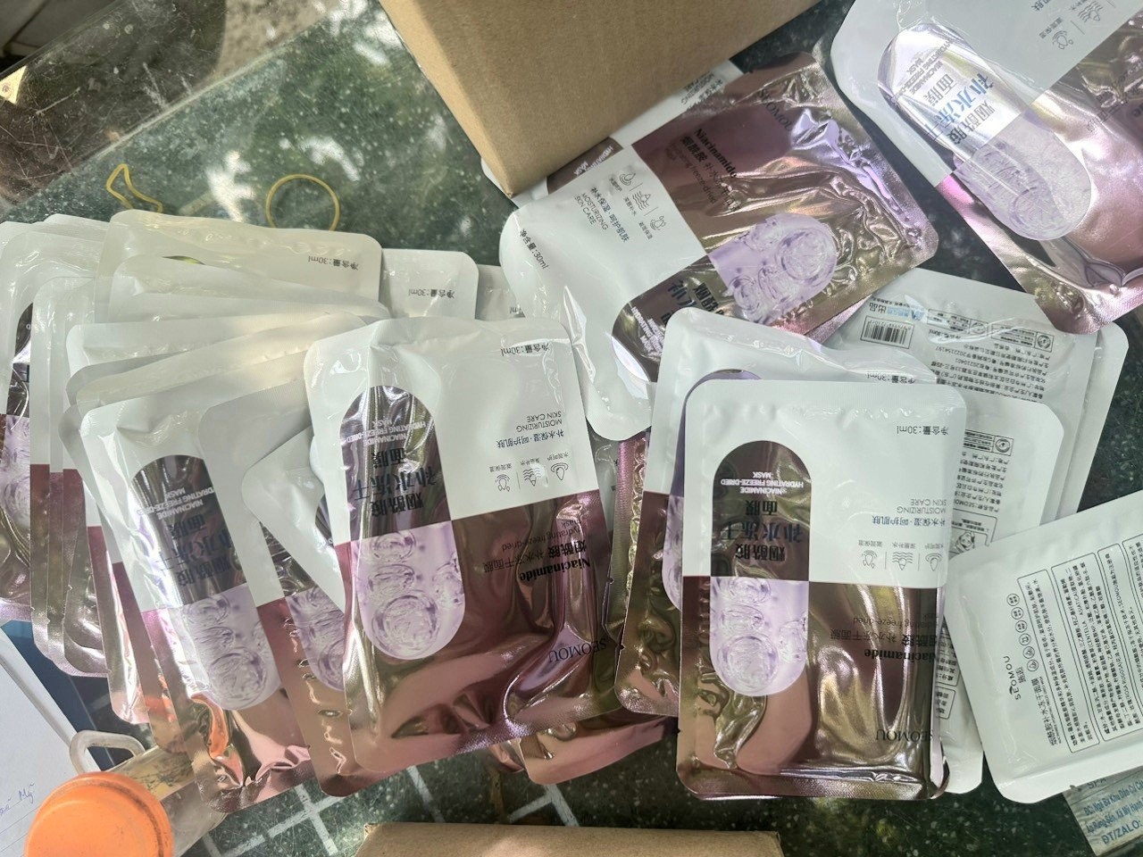 Phát hiện gần 50 tấn hàng mỹ phẩm không rõ nguồn - Ảnh 1