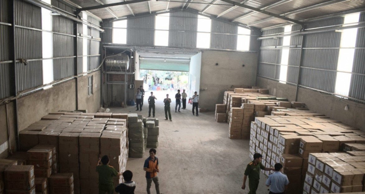 Phát hiện gần 50 tấn hàng mỹ phẩm không rõ nguồn - Ảnh 2