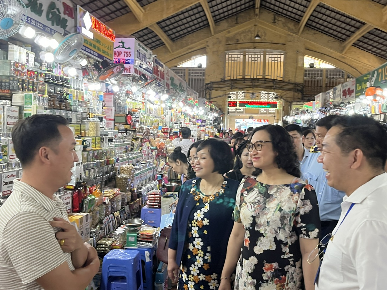 Chợ, siêu thị ngày 27 Tết đầy hàng, mở cửa xuyên đêm phục vụ khách - Ảnh 2