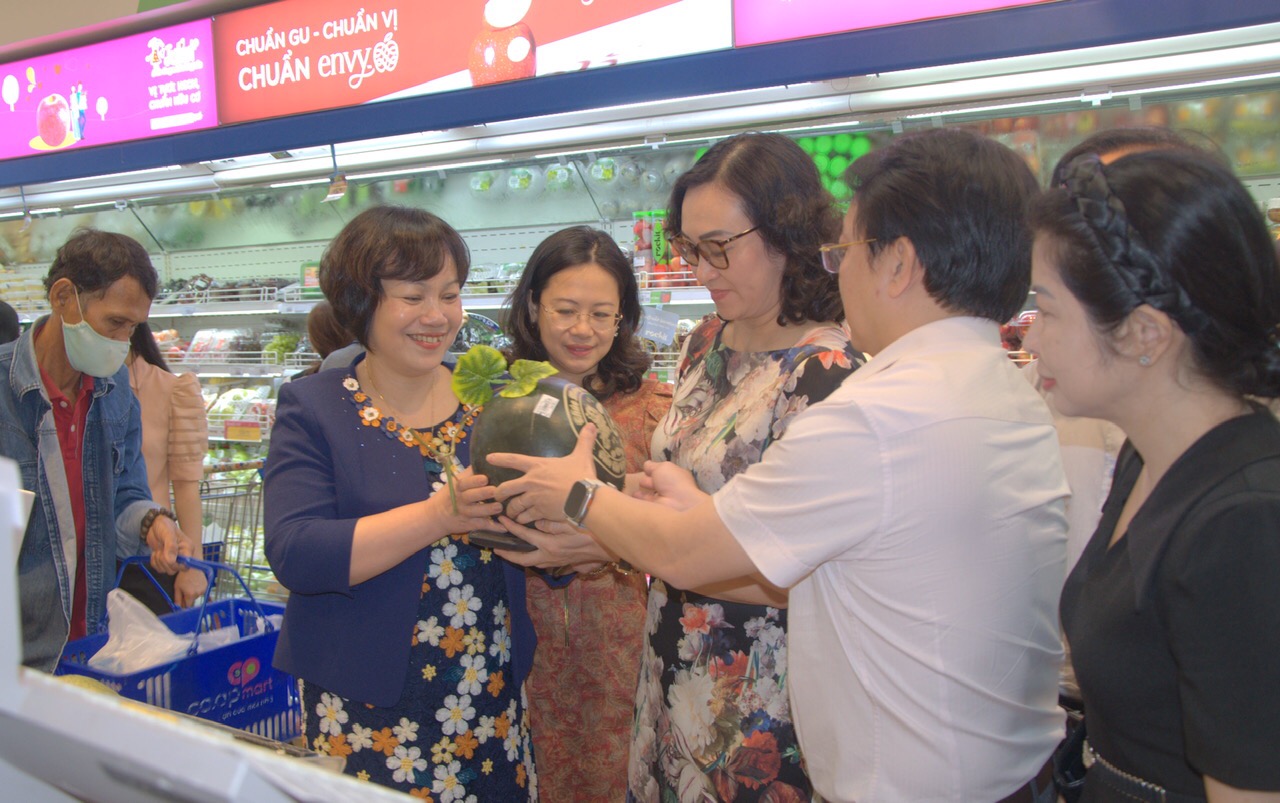 Chợ, siêu thị ngày 27 Tết đầy hàng, mở cửa xuyên đêm phục vụ khách - Ảnh 1