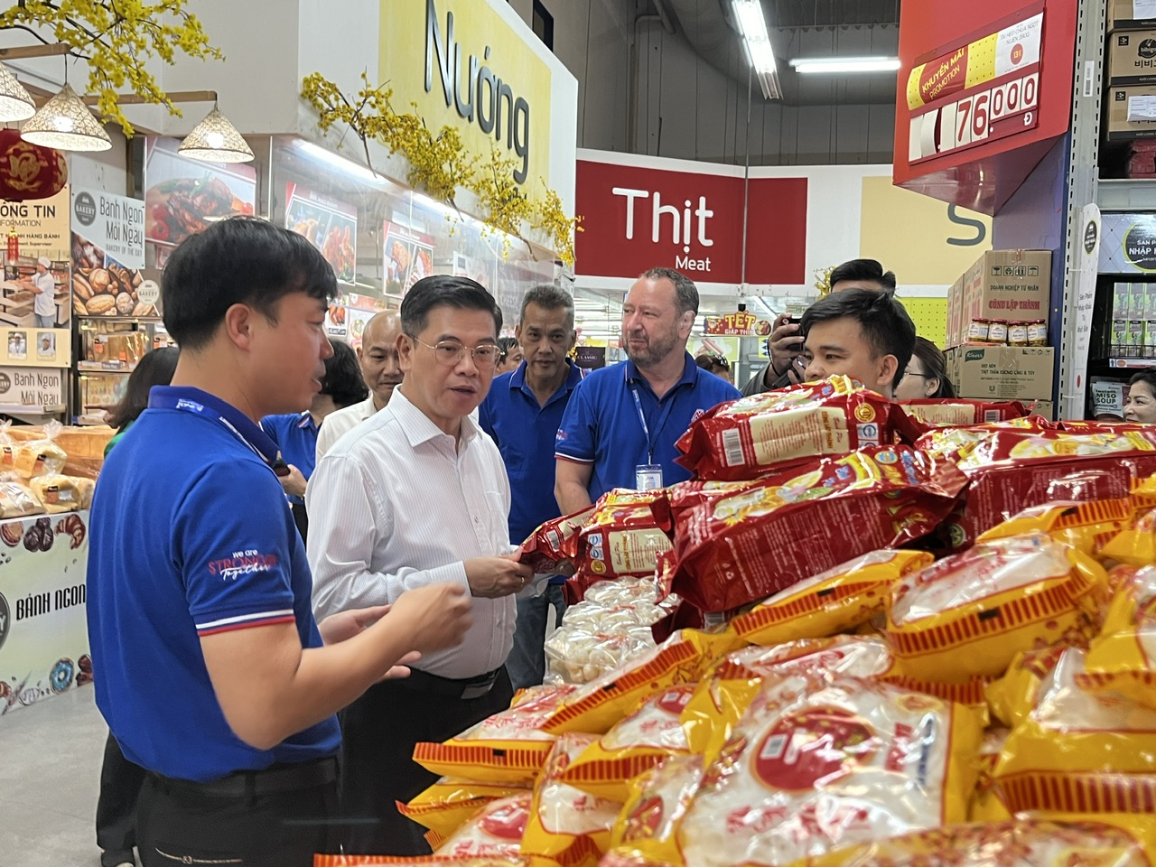 Chợ, siêu thị ngày 27 Tết đầy hàng, mở cửa xuyên đêm phục vụ khách - Ảnh 3