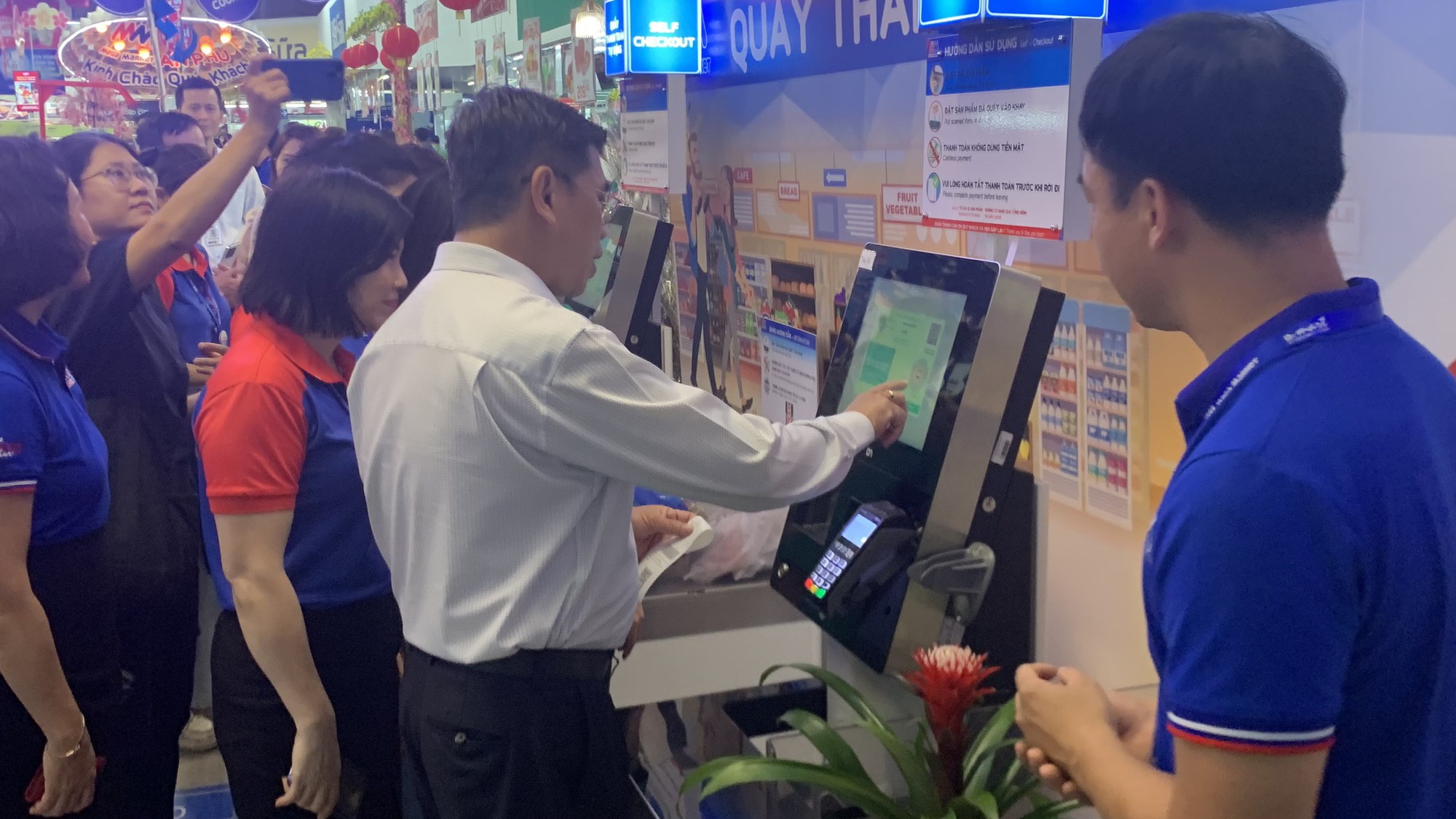 Chợ, siêu thị ngày 27 Tết đầy hàng, mở cửa xuyên đêm phục vụ khách - Ảnh 4