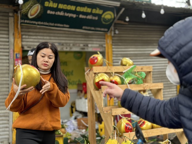 Bất ngờ cảnh trái ngược giữa chợ và siêu thị sáng 30 Tết - Ảnh 8