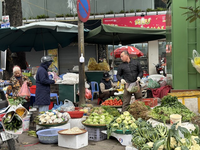 Bất ngờ cảnh trái ngược giữa chợ và siêu thị sáng 30 Tết - Ảnh 3