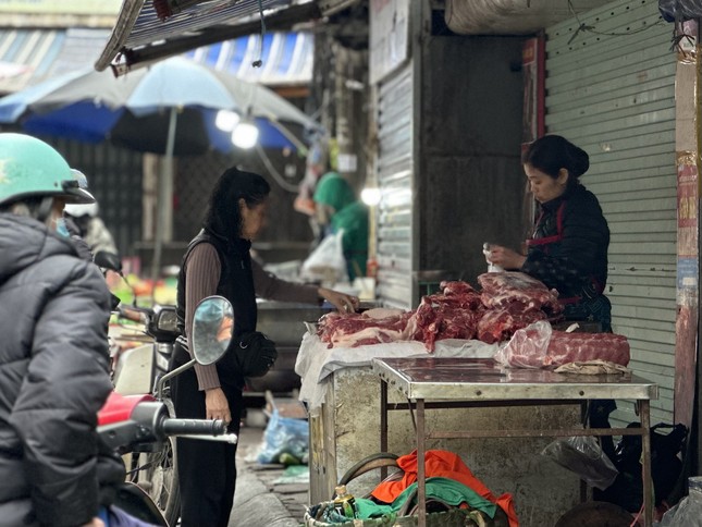 Bất ngờ cảnh trái ngược giữa chợ và siêu thị sáng 30 Tết - Ảnh 4