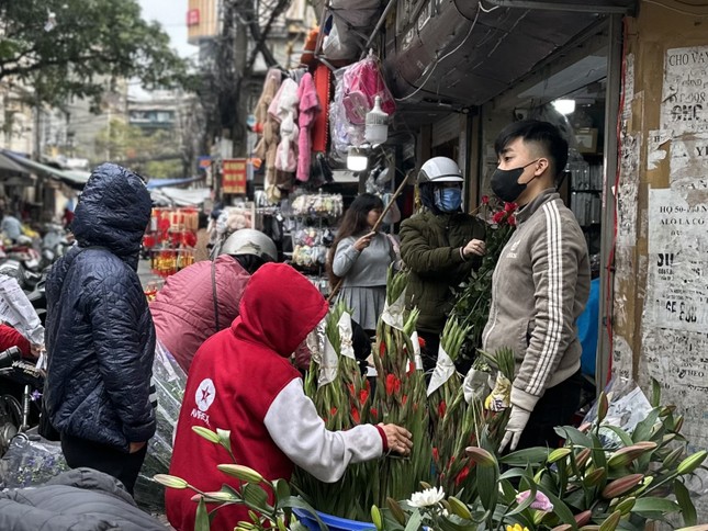 Bất ngờ cảnh trái ngược giữa chợ và siêu thị sáng 30 Tết - Ảnh 5