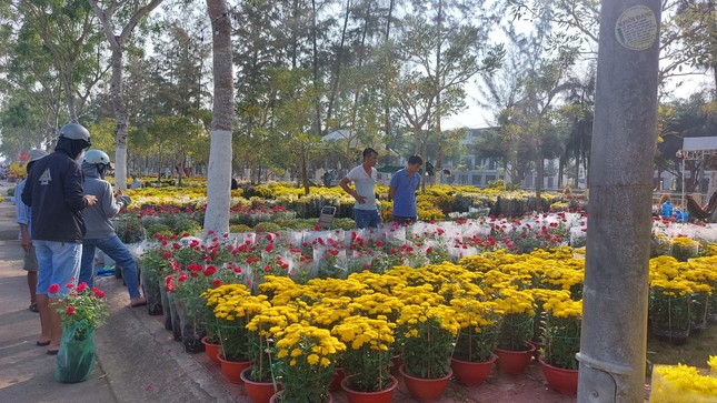 30 Tết, hoa, dưa hấu 'đại hạ giá' vẫn ế - Ảnh 1