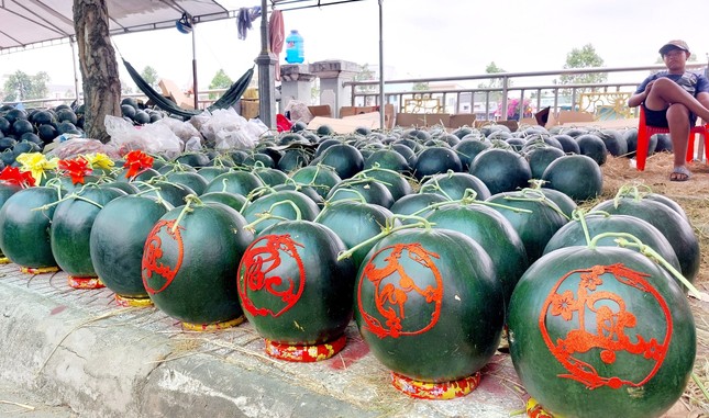 30 Tết, hoa, dưa hấu 'đại hạ giá' vẫn ế - Ảnh 4