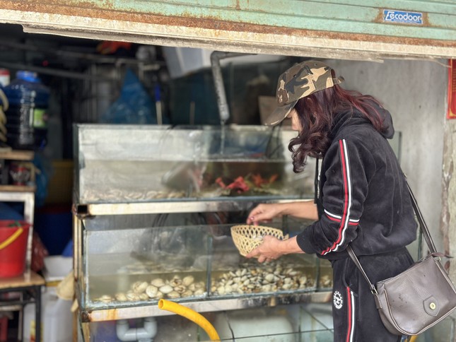 Mùng 2 Tết: Tiểu thương mở hàng, giá bún phở tăng gần gấp đôi - Ảnh 8