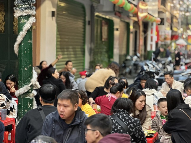 Quán cafe, hàng ăn ‘hốt bạc’ xuyên Tết - Ảnh 7