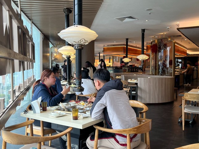 Hà Nội: Hàng quán, rạp chiếu phim nườm nượp khách ngày cuối nghỉ Tết - Ảnh 5