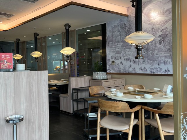 Hà Nội: Hàng quán, rạp chiếu phim nườm nượp khách ngày cuối nghỉ Tết - Ảnh 4