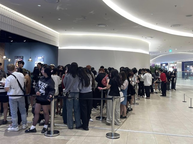 Hà Nội: Hàng quán, rạp chiếu phim nườm nượp khách ngày cuối nghỉ Tết - Ảnh 6