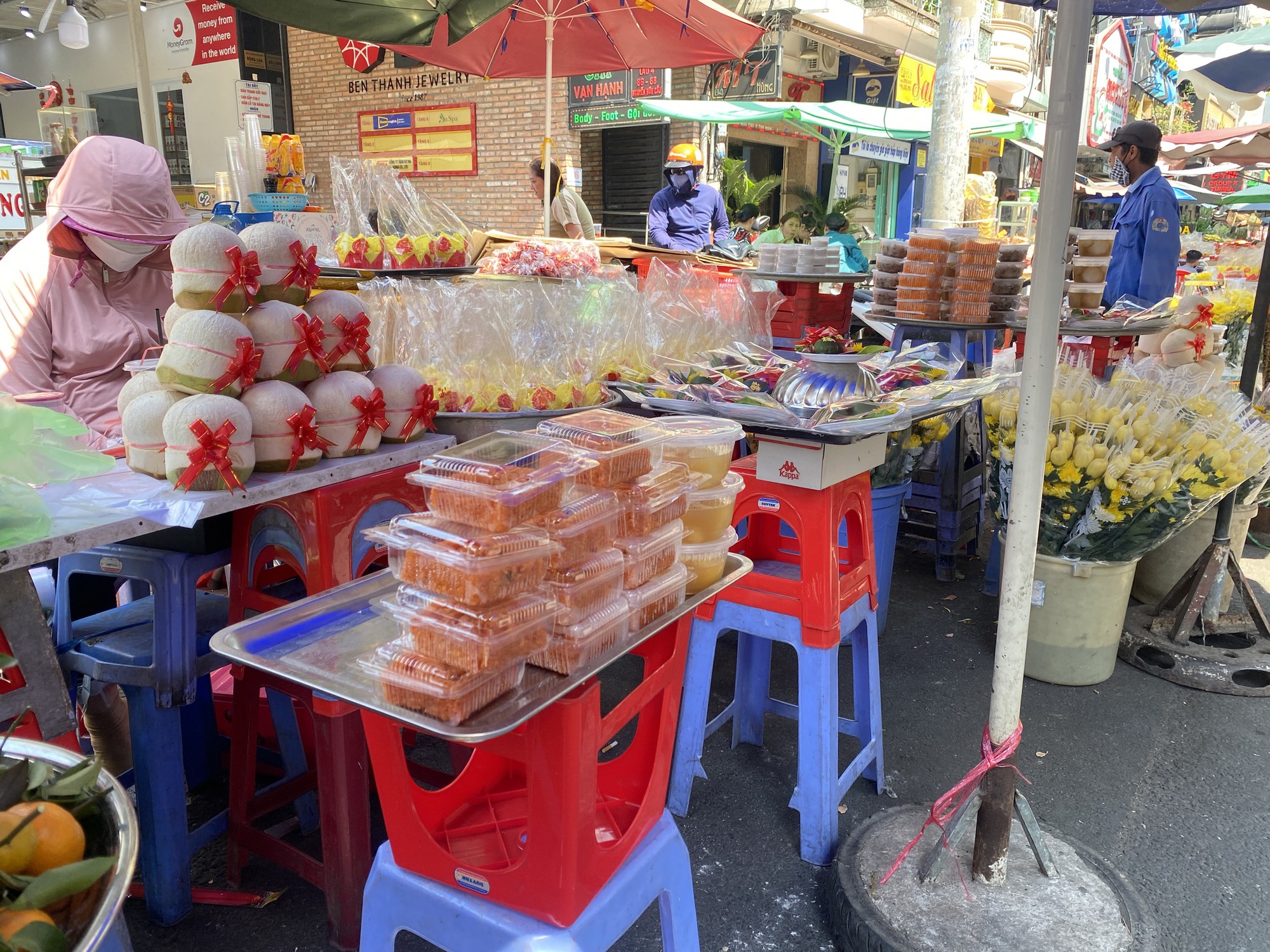 Quá tải đơn hàng bánh hủ vàng, bánh tài lộc... dịp vía Thần Tài - Ảnh 8