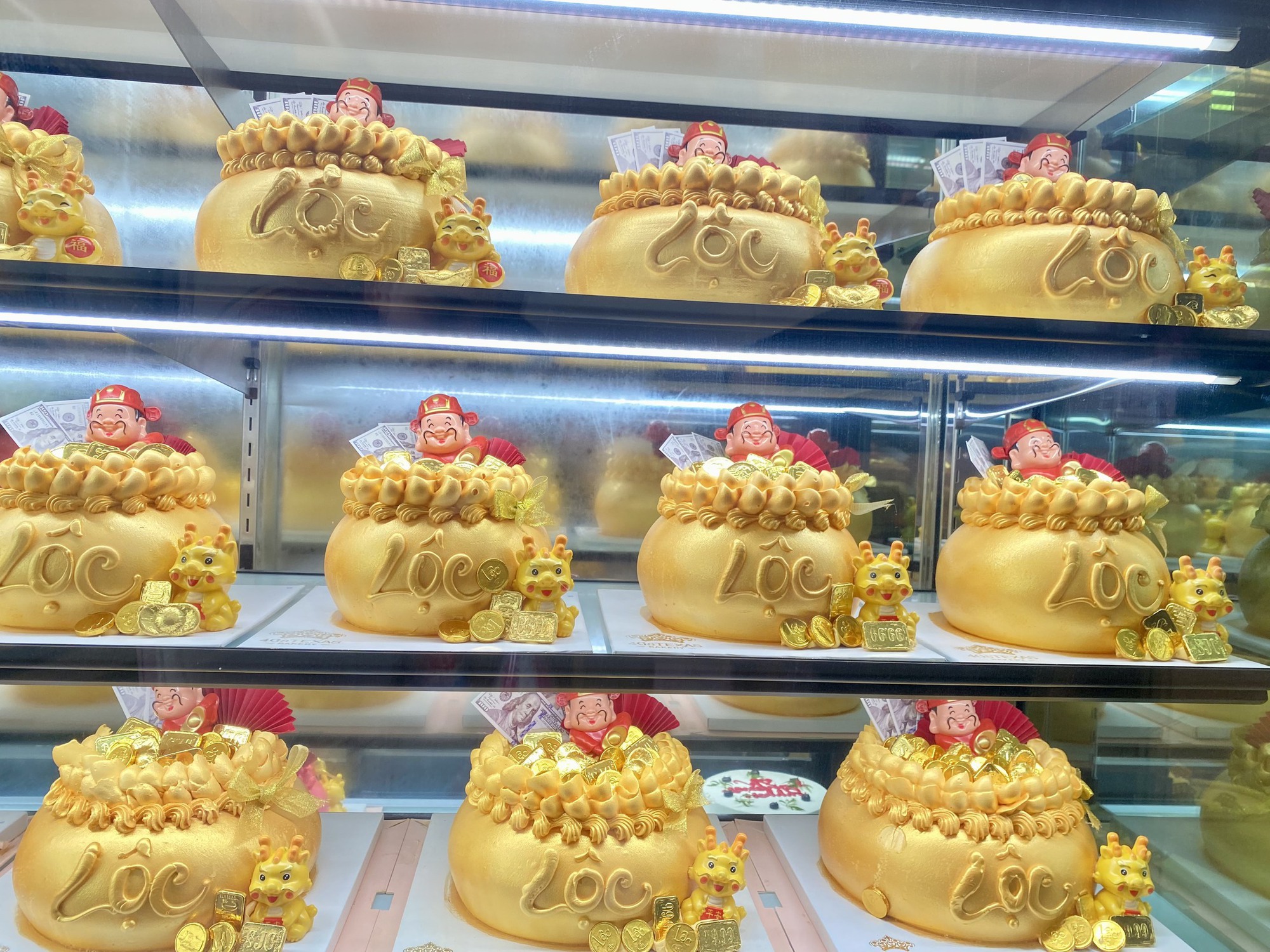 Quá tải đơn hàng bánh hủ vàng, bánh tài lộc... dịp vía Thần Tài - Ảnh 3
