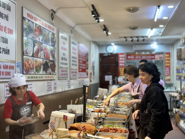 Hà Nội: Trời mưa không ngớt, thị trường rằm tháng Giêng đìu hiu - Ảnh 6