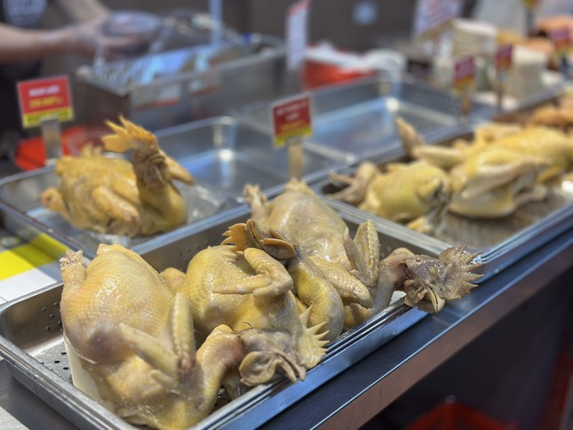 Hà Nội: Trời mưa không ngớt, thị trường rằm tháng Giêng đìu hiu - Ảnh 7