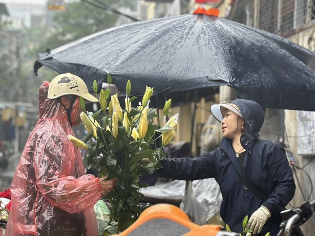 Hà Nội: Trời mưa không ngớt, thị trường rằm tháng Giêng đìu hiu - Ảnh 1
