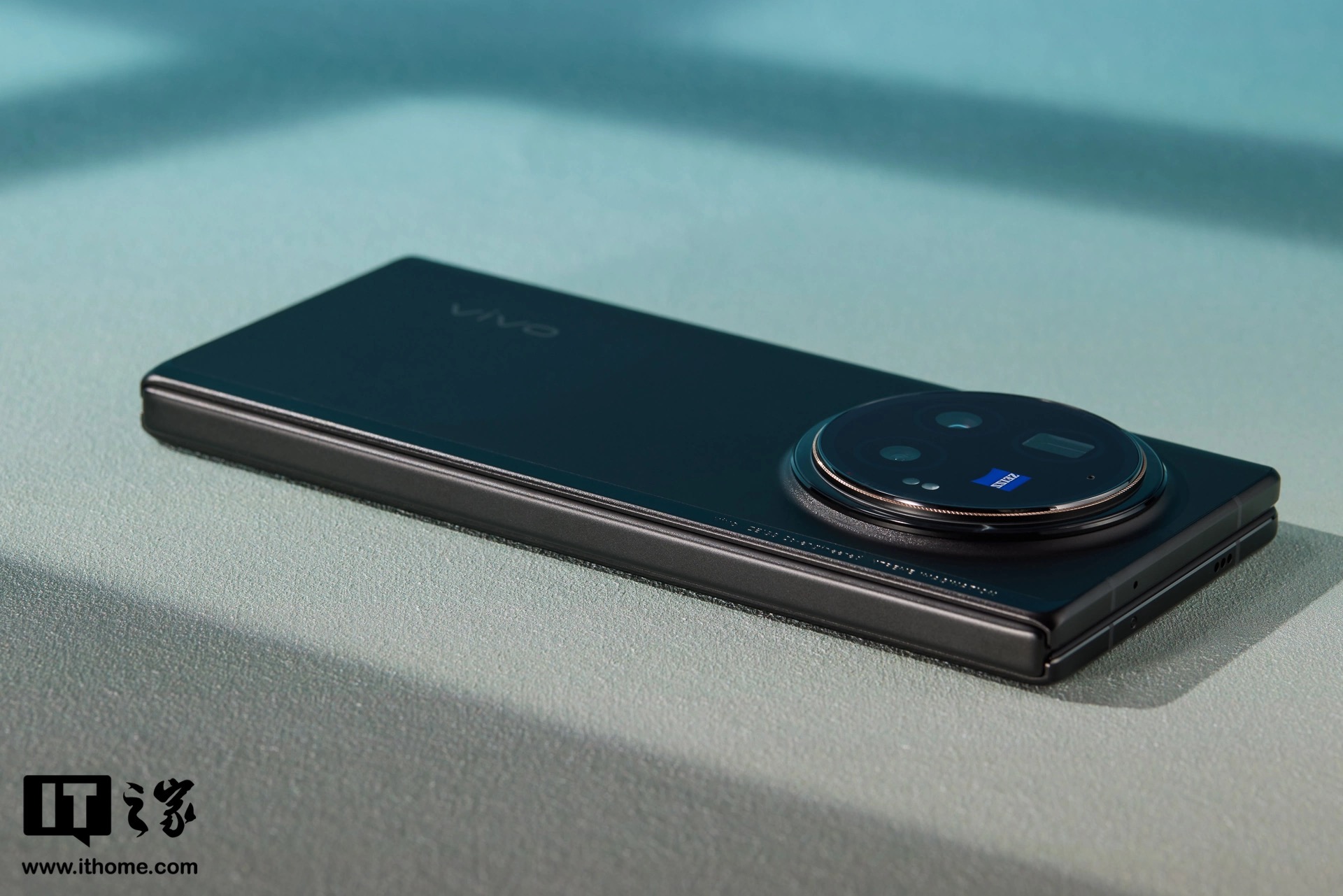 Cận cảnh smartphone màn hình gập mỏng nhẹ nhất thế giới: Nhẹ hơn cả iPhone 15 Pro Max, mỏng chỉ 4.65mm, mà pin vẫn tận 5.500mAh - Ảnh 25