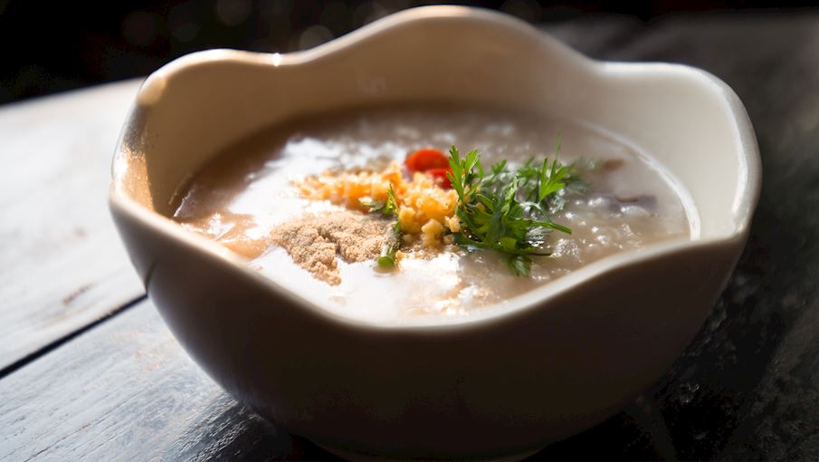 Cháo lòng nằm trong danh sách "tệ nhất" nhưng ra mà xem các vị khách Tây "mê" món ăn này thế nào! - Ảnh 1