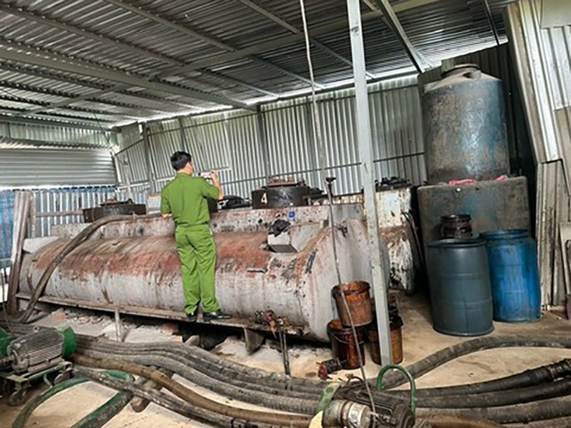 Phá chuyên án buôn lậu dầu cực lớn có sự tiếp tay của cán bộ hải quan - Ảnh 2