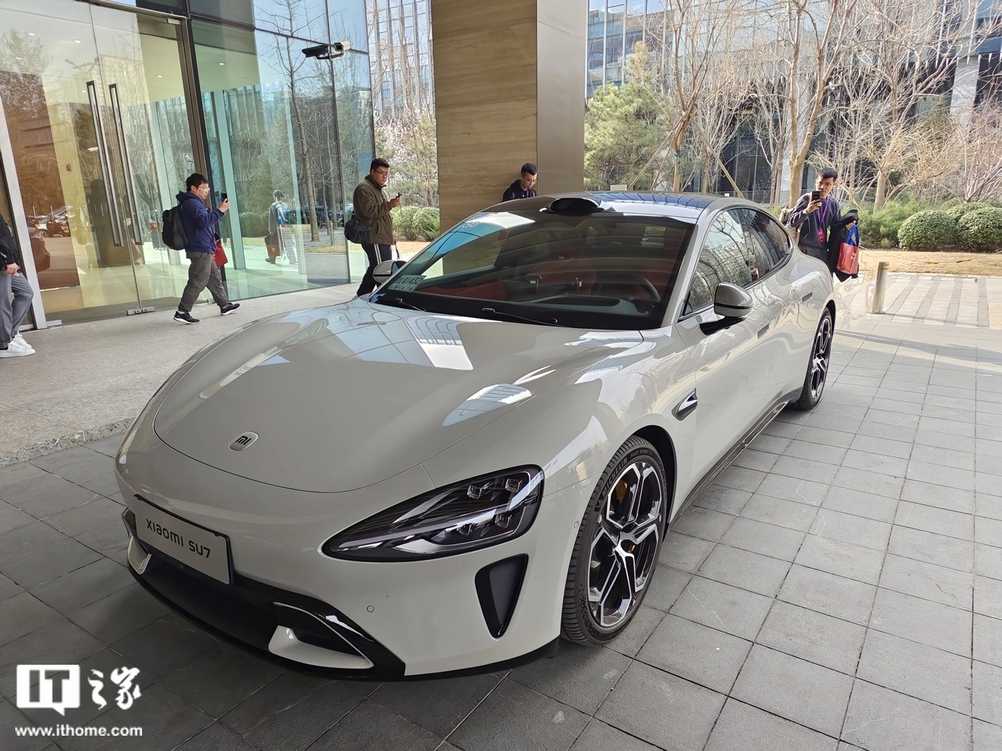 Xe điện SU7 chưa bán đã bị CĐM chê "chật chội", đích thân chủ tịch Xiaomi quay video giải thích cặn kẽ - Ảnh 1