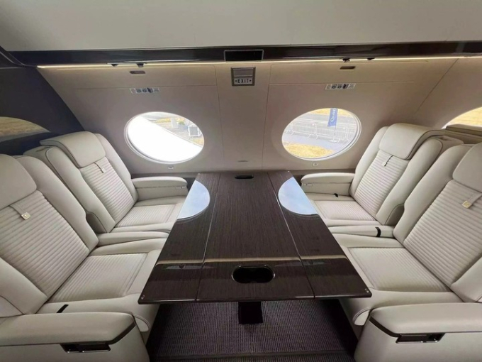 Choáng ngợp trước chuyên cơ chở tỷ phú Bill Gates đến Việt Nam: Nội thất như khách sạn 5 sao, mức giá lên đến 1,600 tỷ đồng - Ảnh 8