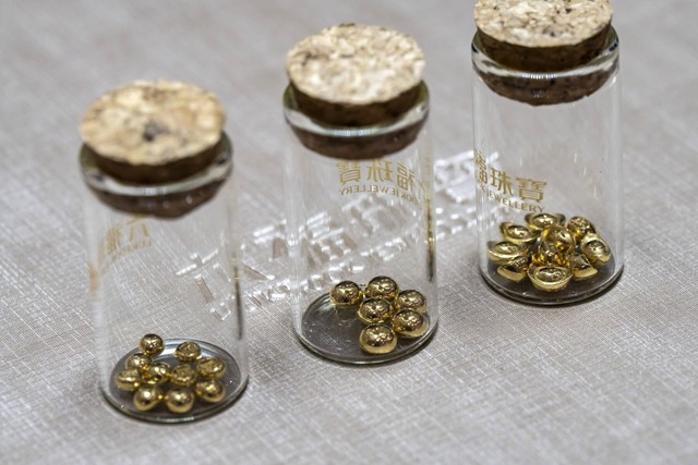 Không thể mất tiền khi mua vàng: Niềm tin khiến giới trẻ Trung Quốc phát cuồng với vàng, sinh viên cũng cố tiết kiệm đầu tư từng 'hạt đậu vàng' nặng vài gram - Ảnh 2