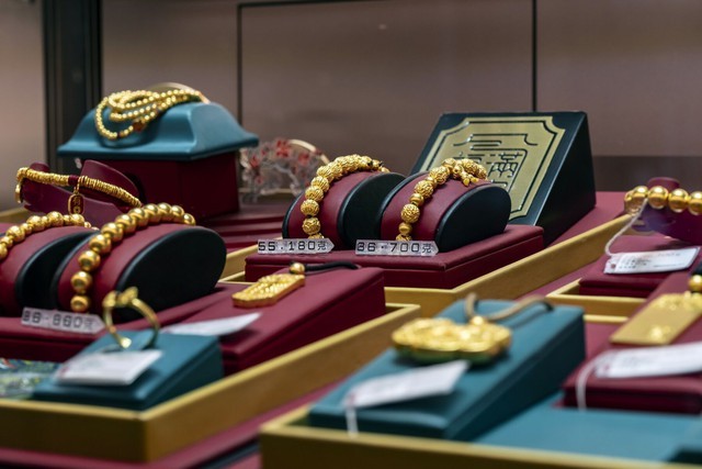 Không thể mất tiền khi mua vàng: Niềm tin khiến giới trẻ Trung Quốc phát cuồng với vàng, sinh viên cũng cố tiết kiệm đầu tư từng 'hạt đậu vàng' nặng vài gram - Ảnh 1