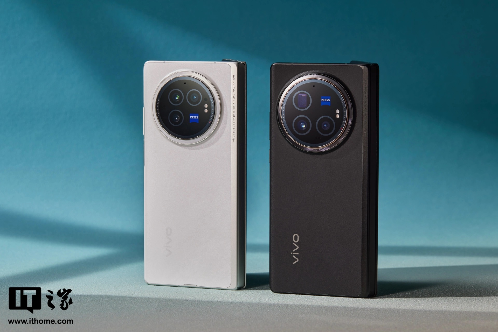 Cận cảnh smartphone màn hình gập mỏng nhẹ nhất thế giới: Nhẹ hơn cả iPhone 15 Pro Max, mỏng chỉ 4.65mm, mà pin vẫn tận 5.500mAh - Ảnh 2