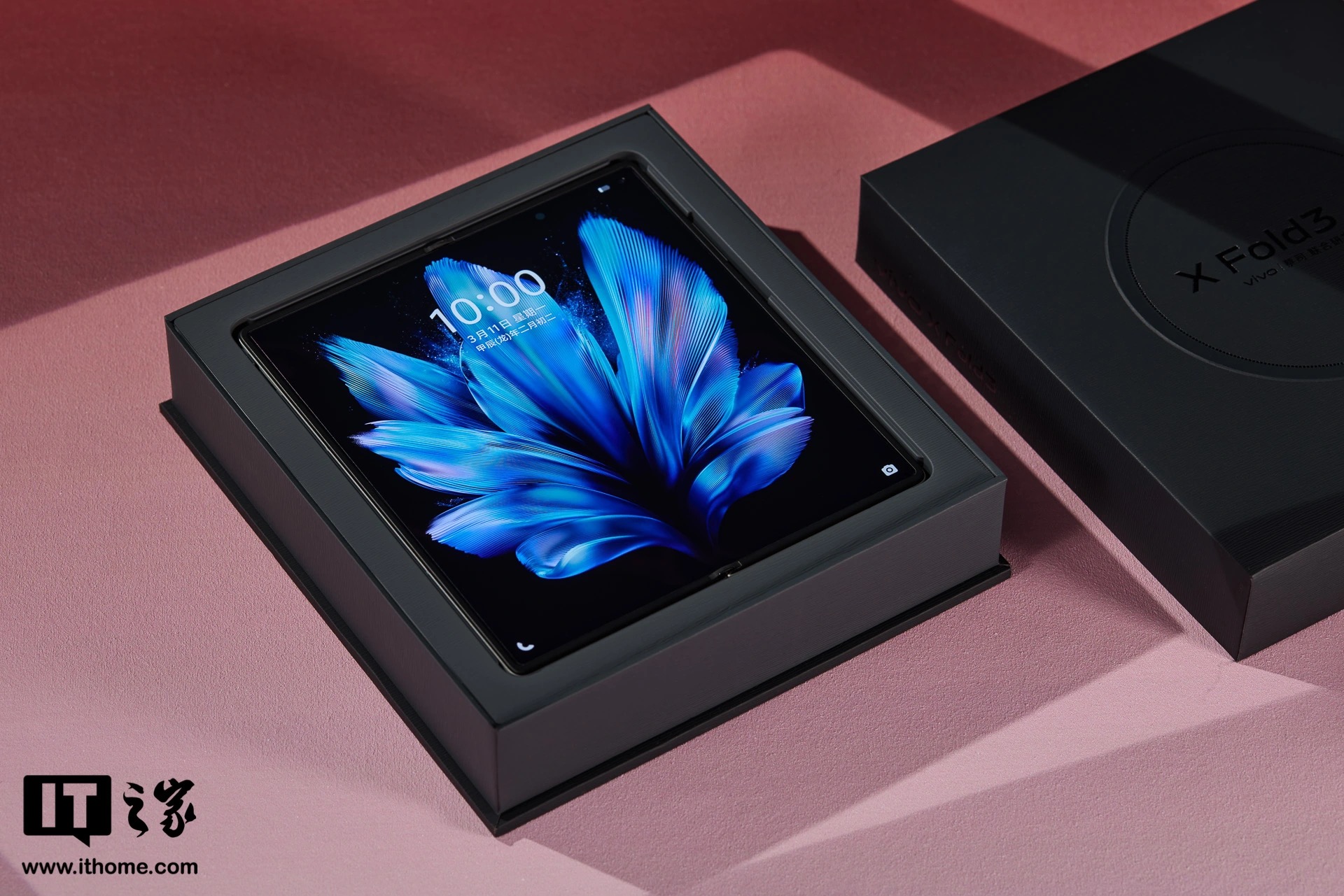 Cận cảnh smartphone màn hình gập mỏng nhẹ nhất thế giới: Nhẹ hơn cả iPhone 15 Pro Max, mỏng chỉ 4.65mm, mà pin vẫn tận 5.500mAh - Ảnh 4