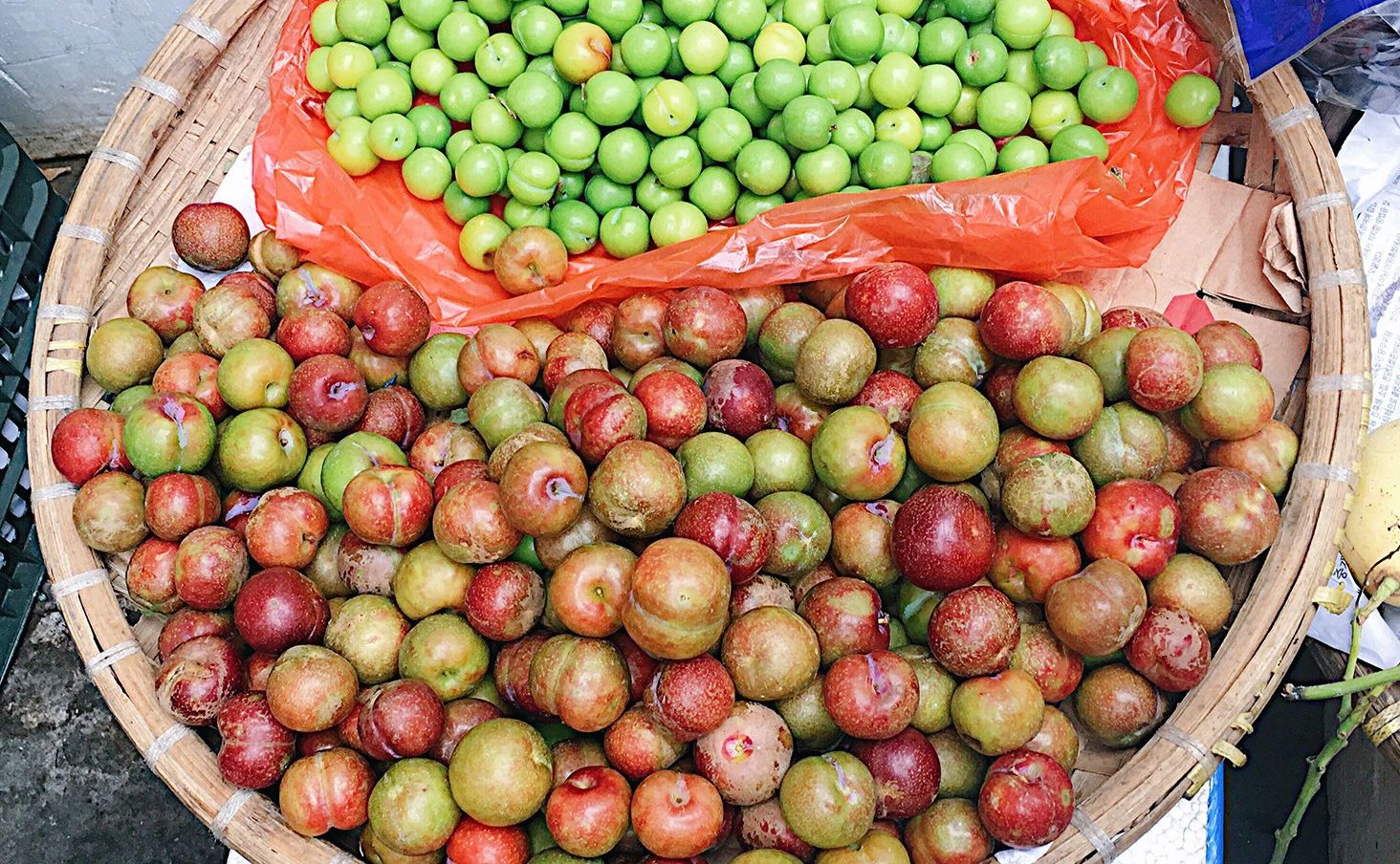 40k chỉ mua được 5 quả mận: Người ngậm ngùi "chịu trận" vì mận đầu mùa, người than thở vì giá trên trời - Ảnh 4