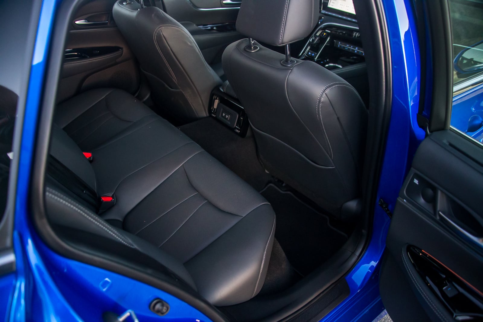 Toyota "điên cuồng" cắt giá một mẫu xe sang: Tặng khách hàng gần 1 tỷ đồng, giá chỉ ngang Corolla - Ảnh 4