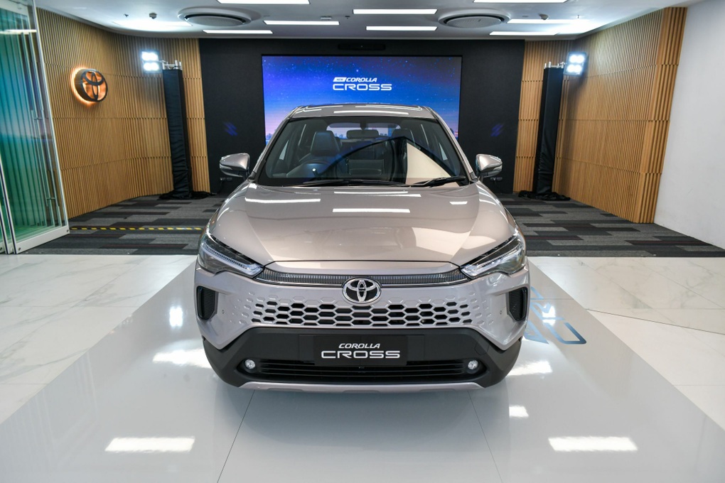 Về Việt Nam mẫu xe thiết kế giống Lexus RS có giá chỉ 860 triệu: 'Huyền thoại' của Mazda gặp sức ép lớn - Ảnh 1