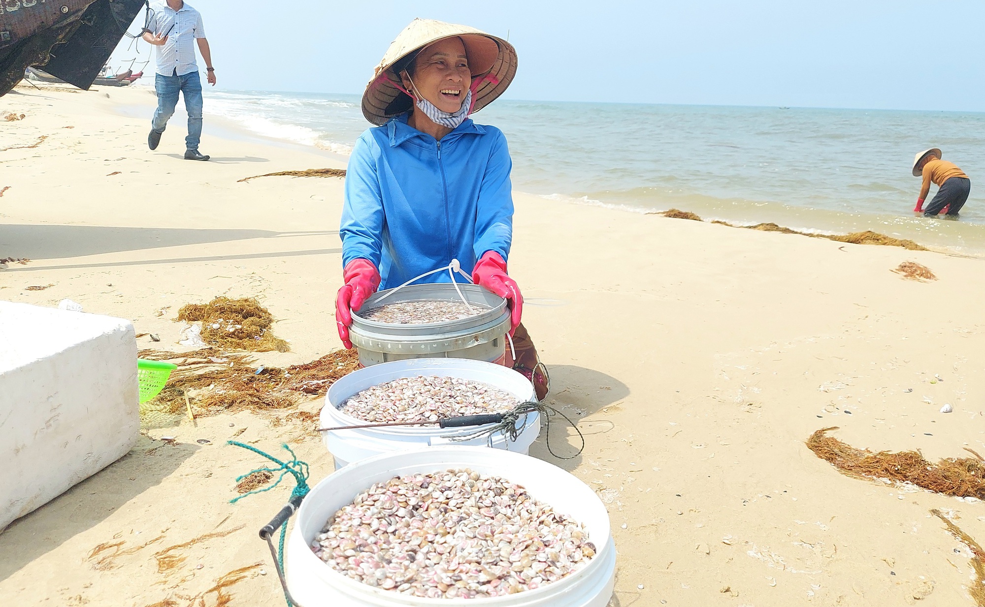 Cào ốc chép kiếm tiền triệu mỗi ngày ở Mỹ Thủy - Ảnh 7