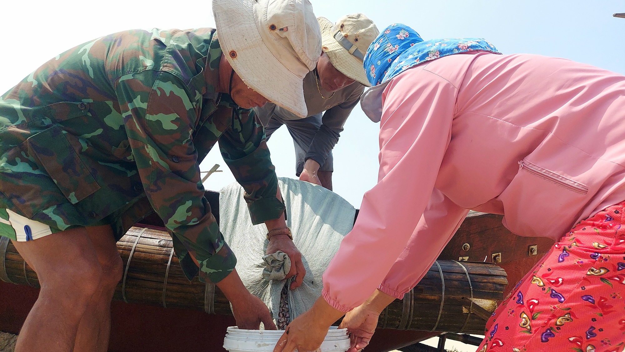 Cào ốc chép kiếm tiền triệu mỗi ngày ở Mỹ Thủy - Ảnh 2