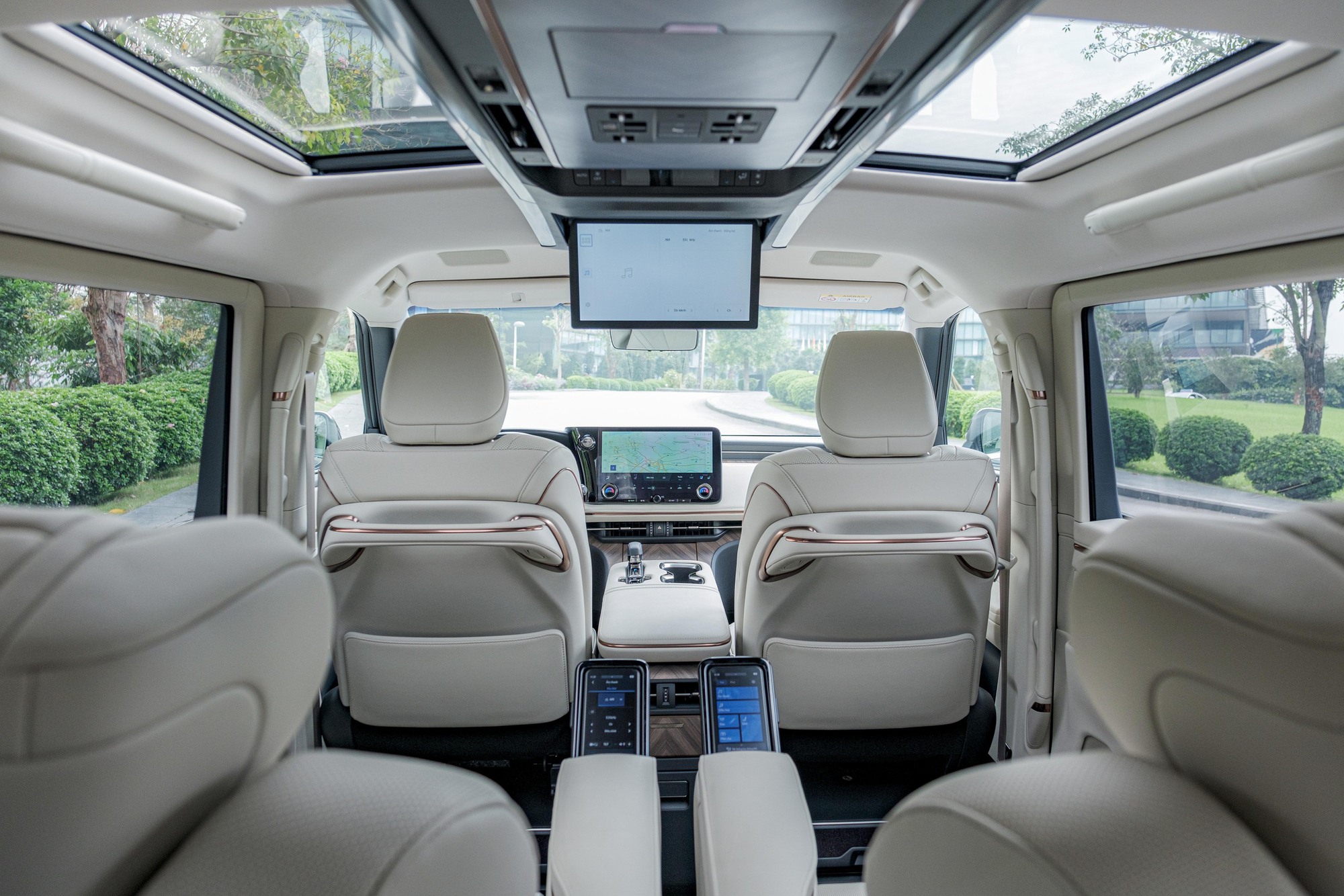 Lexus LM 2024 ra mắt Việt Nam: Giá từ 7,29 tỷ, có bản 4 chỗ cho chủ tịch, màn hình khủng 48 inch, như căn hộ di động - Ảnh 10