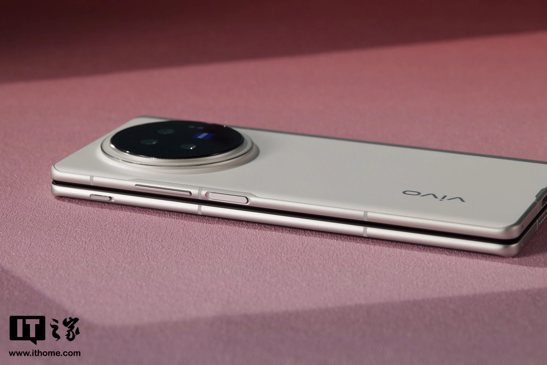 Cận cảnh smartphone màn hình gập mỏng nhẹ nhất thế giới: Nhẹ hơn cả iPhone 15 Pro Max, mỏng chỉ 4.65mm, mà pin vẫn tận 5.500mAh - Ảnh 9