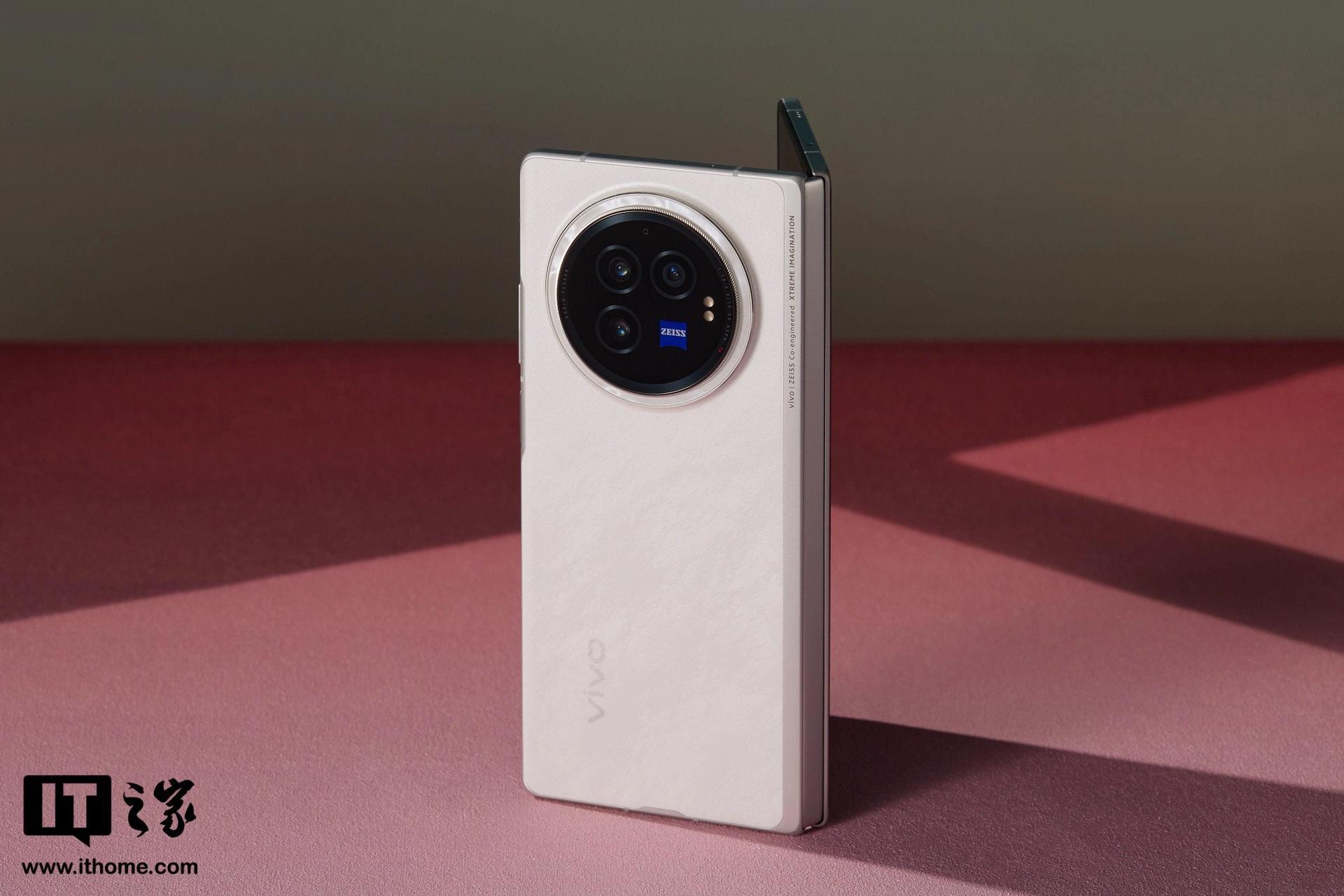 Cận cảnh smartphone màn hình gập mỏng nhẹ nhất thế giới: Nhẹ hơn cả iPhone 15 Pro Max, mỏng chỉ 4.65mm, mà pin vẫn tận 5.500mAh - Ảnh 8