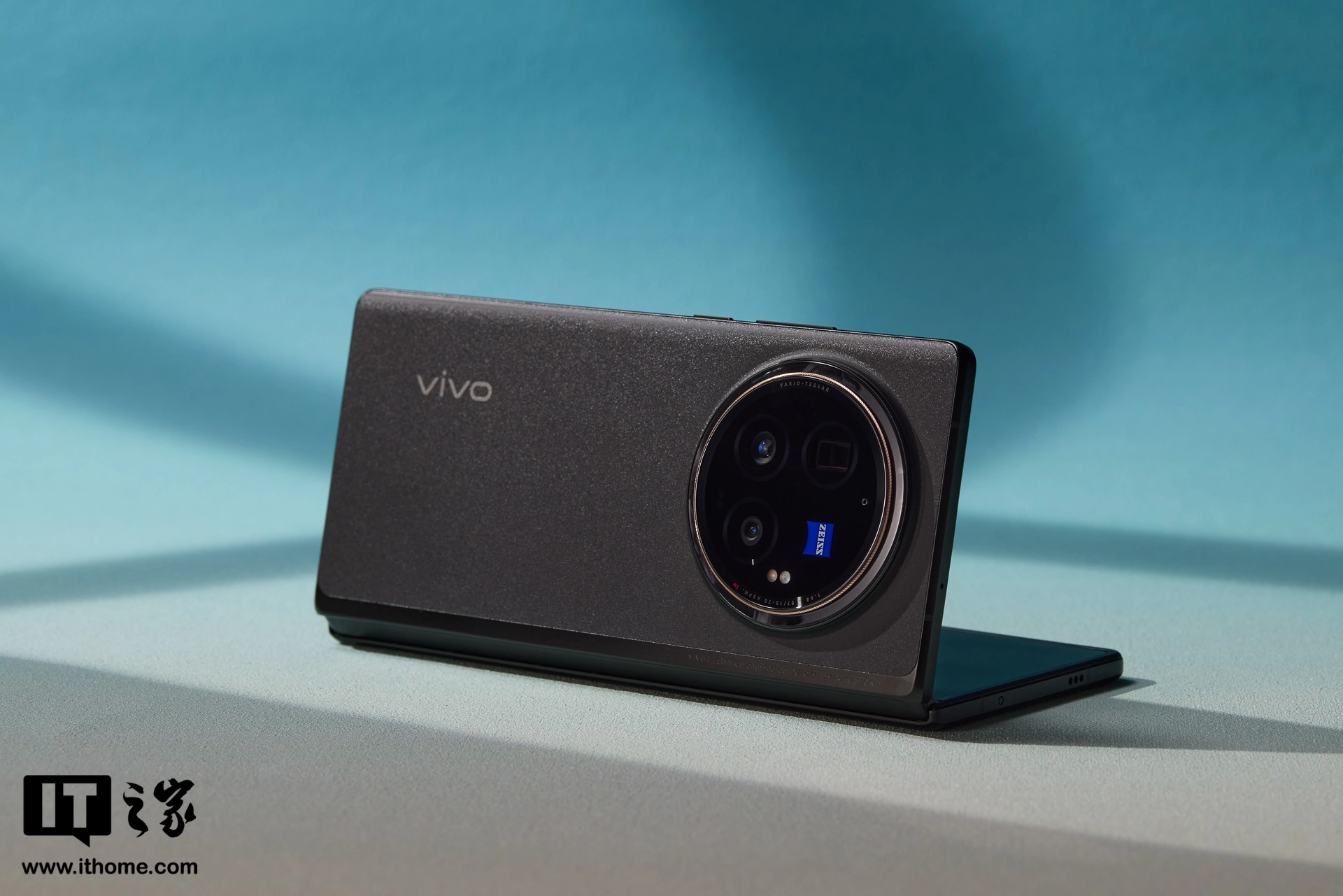 Cận cảnh smartphone màn hình gập mỏng nhẹ nhất thế giới: Nhẹ hơn cả iPhone 15 Pro Max, mỏng chỉ 4.65mm, mà pin vẫn tận 5.500mAh - Ảnh 26